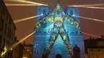 Pemandangan saat Gereja Katedral Saint-Jean dihiasi cahaya lampu bertema Evolutions untuk persiapan Festival of Lights (Fete des Lumieres) di pusat Kota Lyon, Prancis (7/12). Lampu tersebut merupakan karya seniman Yann Nguema. (Reuters/Emmanuel Foudrot)