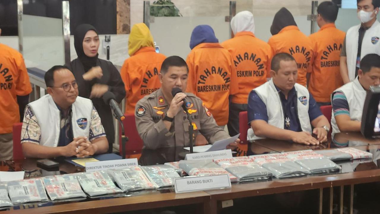 "Dari 11 orang ini tentunya ada satu orang koordinator dan 10 yang membantu operasional," jelas Dani.<br>