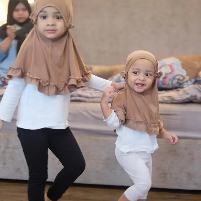 6 Potret Kedua Putri Shireen Sungkar saat Pakai Hijab, Menggemaskan