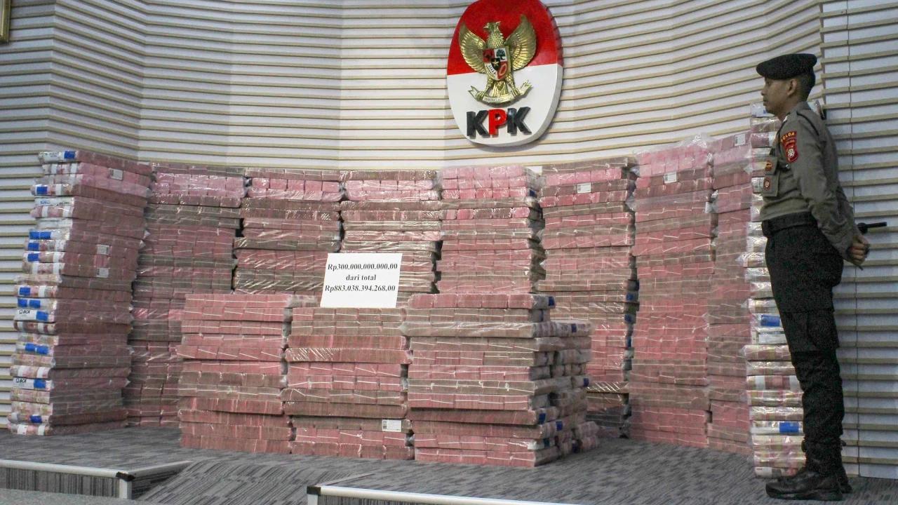 FOTO: KPK Pamerkan Rp 300 Miliar Uang Sitaan saat Serahkan Rp 883 Miliar ke Taspen