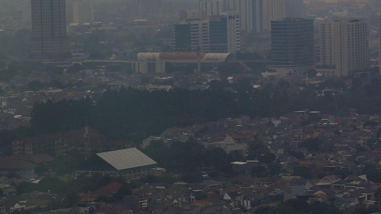 Dengan angka tersebut, kualitas udara Jakarta masuk dalam kategori tidak sehat.