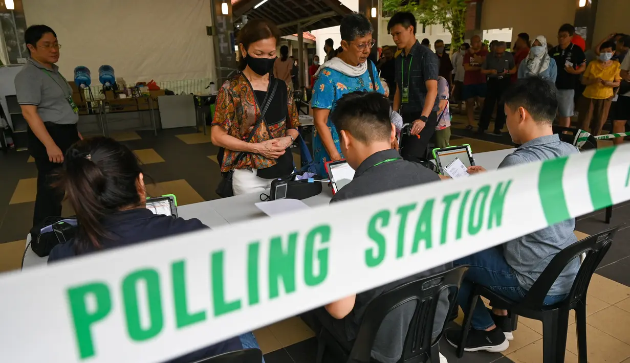 Warga Singapura menuju tempat pemungutan suara pada Jumat dalam pemilihan presiden pertama di negara kota tersebut selama lebih dari satu dekade. (Roslan RAHMAN / AFP)