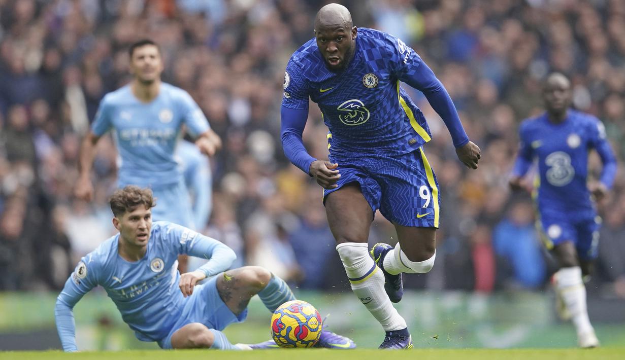 Pada meneit ke-10 Chelsea membuat peluang pertamanya melalui Romelu Lukaku. Usai memenangi duel dengan John Stones, striker asal Belgia ini mengirimkan umpan kepada Hakim Ziyech yang gagal menjangkaunya. Ziyech pun dinyatakan lebih dahulu terperangkap offside. (AP/Dave Thompson)