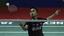 Tunggal putra Indonesia, Anthony Sinisuka Ginting, mengembalikan kok saat melawan tunggal Thailand, Kantaphon Wancharoen, pada Blibli Indonesia Open 2019 di Istora Senayan, Jakarta, Kamis (17/7). Ginting kalah 20-22, 21-11, 20-22. (Bola.com/Yoppy Renato)