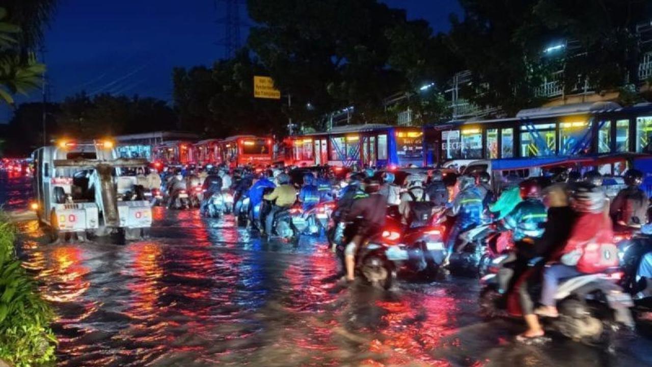 Gubernur DKI Jakarta Berduka Cita atas Pengendara Tewas Macet Banjir Jakarta