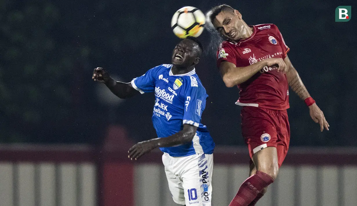 Bek Persija Jakarta, Jaimerson Xavier, duel udara dengan striker Persib Bandung, Ezechiel N'Douassel, pada laga Liga 1 di Stadion PTIK, Jakarta, Sabtu (30/6/2018). Persija menang 1-0 atas Persib. (Bola.com/Vitalis Yogi Trisna)