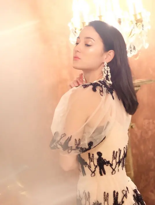 Tema pemotretan yang dijalani wanita  32 tahun ini banyak mengusung tema simpel dengan balutan dress yang membuat penampilannya makin anggun. Seperti kali ini, Julie Estelle tampil memukau dengan dress perpaduan warna krem dan hitam. (Liputan6.com/IG/@julstelle)