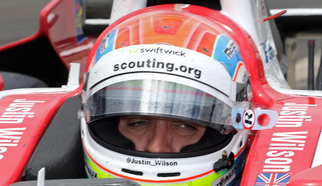 Pembalap IndyCar asal Inggris Justin Wilson meninggal dunia pada Senin (24/8/2015) waktu setempat. Mantan pembalap F1 itu sempat koma setelah menderita cedera kepala serius saat kompetisi IndyCar di Pennsylvania. Foto diambil pada 15 May 2015. (Reuters)