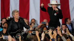 Aksi Lady Gaga dan Jon Bon Jovi saat memeriahkan kampanye Capres AS dari Partai Demokrat, Hillary Clinton di Releigh, North Carolina, AS (8/11). Pilpres AS 2016 diadakan pada 8 November 2016 dan menjadi pilpres empat tahunan ke-58. (REUTERS/Chris Keane)