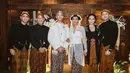 Para kerabat dekat mengenakan busana adat Jawa yang seragam, yaitu berwarna hitam, dengan paduan kain batik sebagai bawahan. Foto: Instagram.