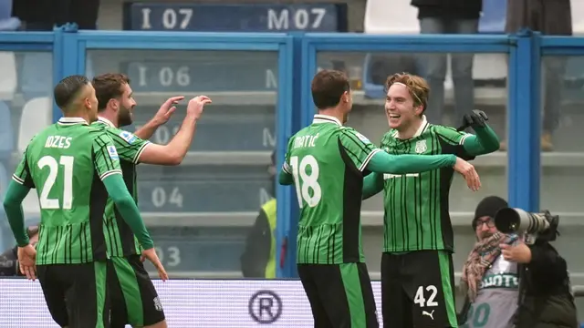 Kristian Thorstvedt (kanan) merayakan golnya di laga Sassuolo vs Parma di pekan ke-18 Liga Italia 2025/2026.