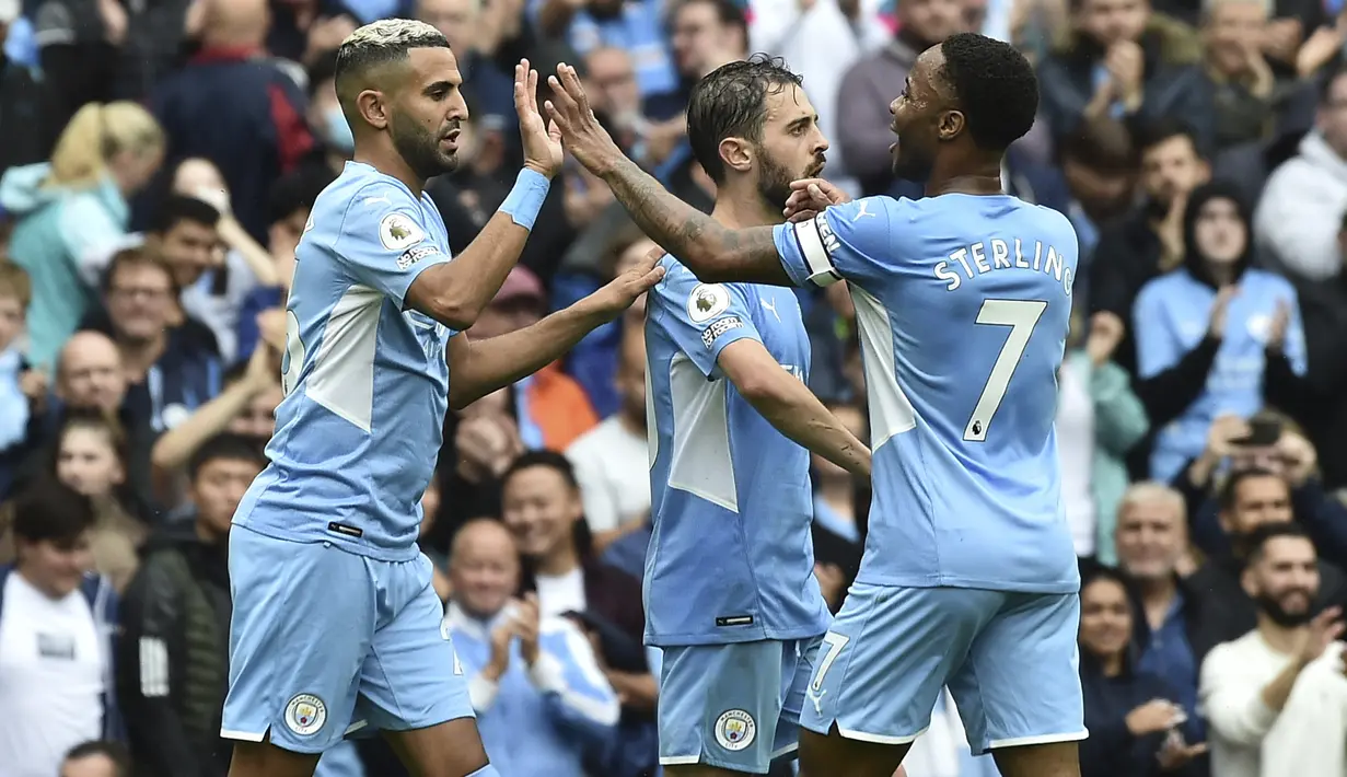Gelandang Manchester City, Riyad Mahrez (kiri) berselebrasi usai mencetak gol ke gawang Norwich City pada pertandingan pekan kedua Liga Inggris di stadion Etihad di Manchester, Inggris, Sabtu (21/8/2021). Man City menang telak atas Norwich City 5-0. (AP Photo/Rui Vieira)