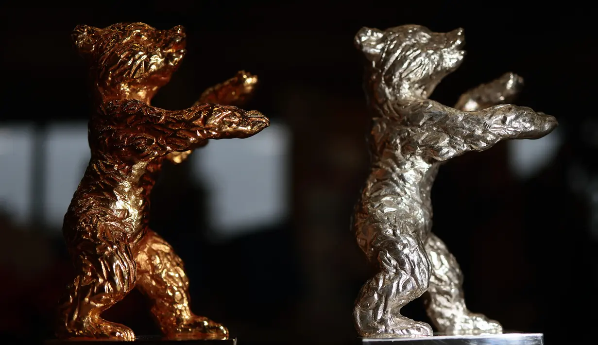 Trofi Berlinale Bear emas dan perak untuk Festival Film Internasional Berlin ke-72 yang akan datang di pengecoran Noack di Berlin, pada 25 Januari 2022. Pabrik pengecoran Noack secara tradisional mempersiapkan semua trofi untuk Festival Film Internasional. (Hannibal Hanschke/POOL/AFP)