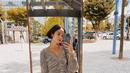 Lakukan mirror selfie di Korea, Putri Marino tampil santai dengan knit top dan short pants warna merah. Kesan kasual pun diperkuat dengan sneakers putih yang dikenakannya. (Instagram/putrimarino)