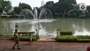 Pada tahun 1984, Dinas Pertamanan dan Hutan Kota merenovasi taman ini dan melengkapinya dengan empat buah air mancur yang dipenuhi dengan bunga Teratai. (Liputan6.com/Angga Yuniar)