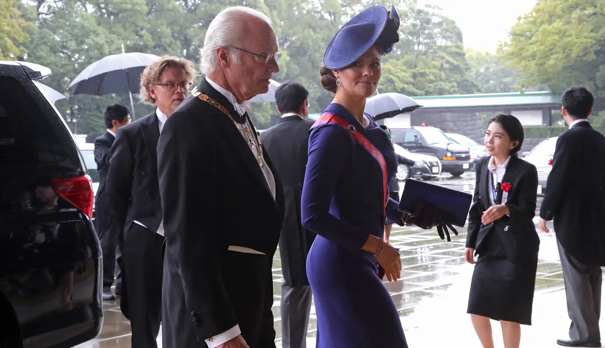 Raja Swedia Carl XVI Gustaf (kiri) dan Putri Mahkota Victoria untuk menghadiri upacara penobatan Kaisar Naruhito di Istana Kekaisaran, Tokyo, Jepang, Selasa (22/10/2019). Kaisar Jepang Naruhito akan menjalani rangkaian ritual penobatan resmi kekaisaran hari ini. (Koji Sasahara/POOL/AFP)