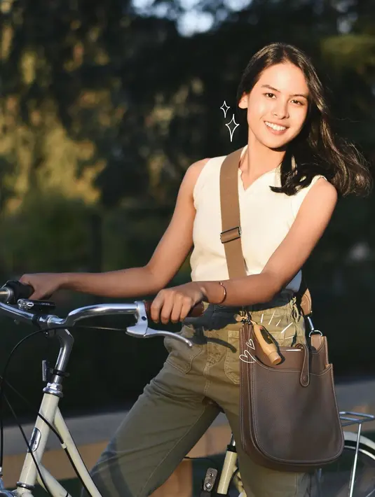 "Situasinya sekarang sudah seluruh California nggak boleh keluar rumah. Yang termasuk kategori keperluan penting adalah belanja groceries, olahraga masih boleh, jogging, asal jaga jarak ke orang lain," kata Maudy Ayunda. (Instagram/maudyayunda)