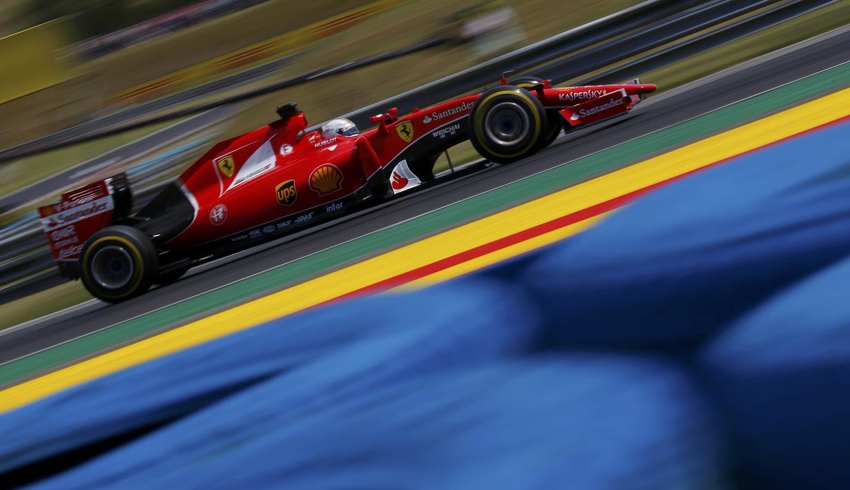 Aksi Sebastian Vettel. (REUTERS/Laszlo Balogh)