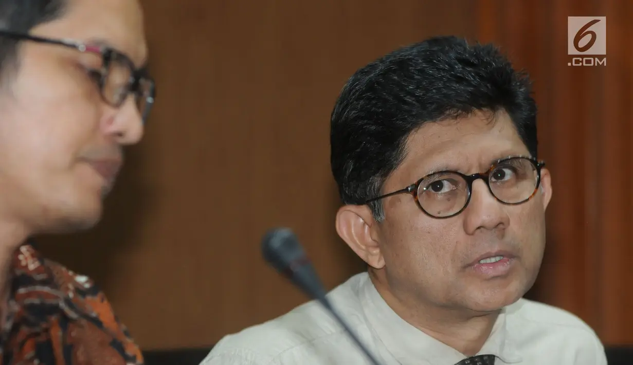 Wakil Ketua KPK Laode Muhammad Syarif bersama Juru Bicara KPK Febri Diansyah memberi keterangan terkait dugaan gratifikasi proyek pemasangan tower BTS telekomunikasi Bupati Mojokerto, Mustofa Kamal Pasa, Jakarta, Senin (30/4/). (Merdeka.com/Dwi Narwoko)