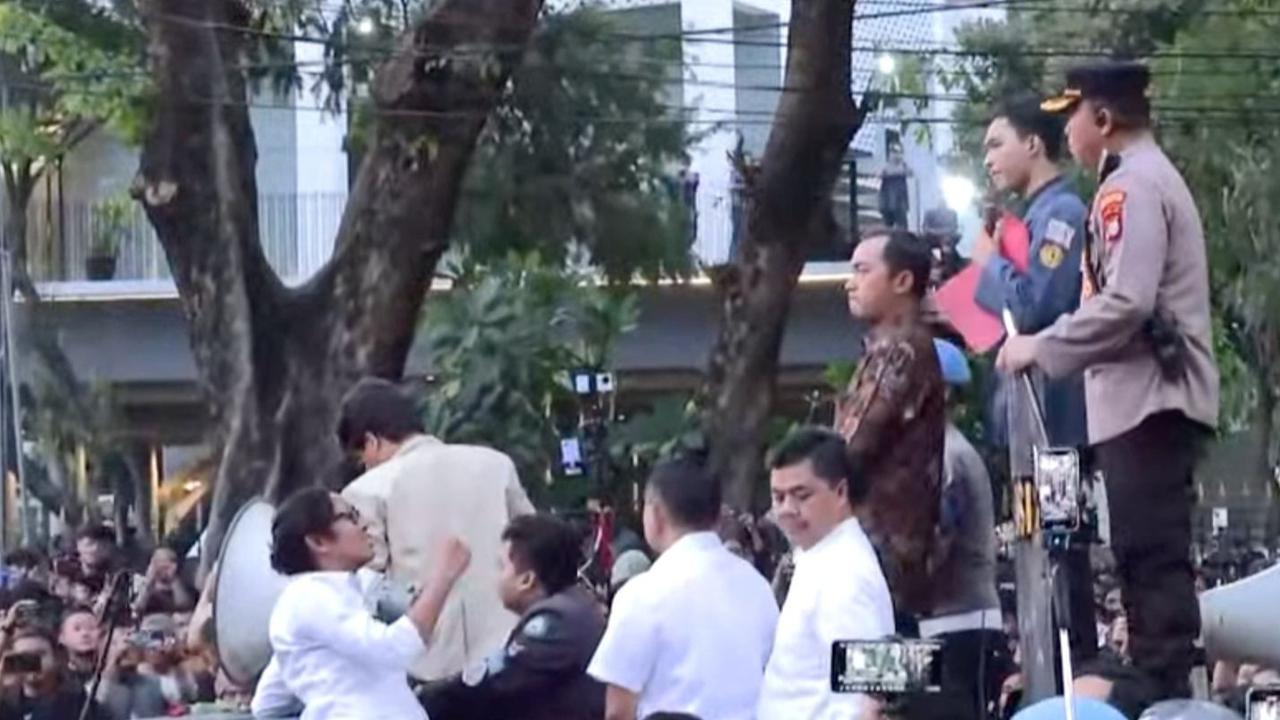 Mensesneg Membelah Lautan Massa Mahasiswa Demo Indonesia Gelap