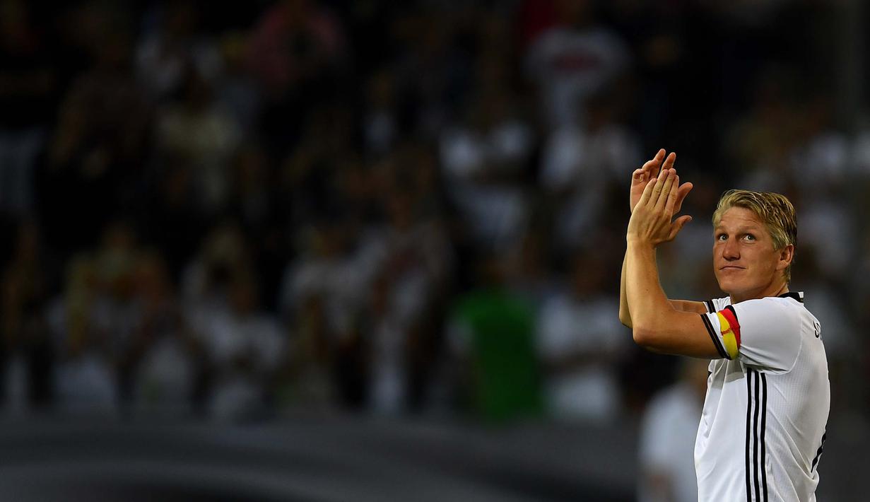 Bastian Schweinsteiger memberikan tepuk tangan untuk untuk fans usai laga melawan Finlandia di Monchengladbach, Jerman (1/9/2016) dini hari WIB. Jerman menang 2-0. (AFP/Patrik Stollarz)