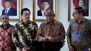 Plt Ketua KPK Taufiquerachman Ruki (kedua kanan) melakukan konferensi pers bersama Ketua DPD RI Irman Gusman (kedua kiri) seusai menggelar pertemuan tertutup di Komplek Parlemen Senayan, Jakarta, Jumat (27/3/2015). (Liputan6.com/Andrian M Tunay)