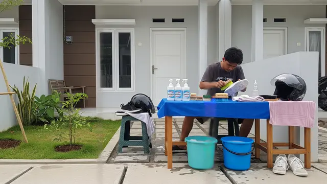 Ide Usaha Modal Kecil di Daerah Pemukiman Baru yang Potensial Layanan Cuci Sepatu Atau Helm Keliling