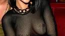 Kalau yang ini sudah jelas Rihanna ingin memamerkan puting payudaranya. (REX/Shutterstock/HollywoodLife)