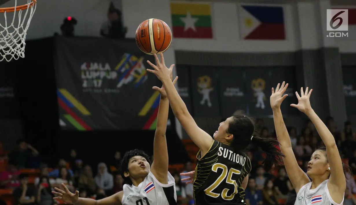 Pemain timnas basket putri Indonesia Sutjiono Henny mencoba memasukan bola dalam laga round robin SEA Games 2017 di  MABA Stadium,Kuala Lumpur, Malaysia, Jumat (25/8). Tim basket putri Indonesia kalah dari Thailand 61-70. (Liputan6.com/Faizal Fanani)