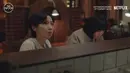 Salam spesial antara Woo Young Woo dan Dong Geurami (Joo Hyun Young) juga jadi viral, bahkan sampai ditiru member BTS.
“Woo to the Young to the Woo” dan dijawab “Dong to the Geu to the Rami.” Jangan lupa, akhiri salam ini dengan gerakan tangan khasnya.  (Tangkapan layar YouTube/ The Swoon) (ENA via Soompi)