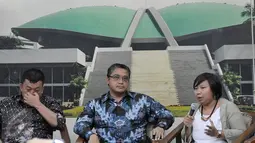 Ketua Komisi IX DPR Dede Yusuf (tengah) saat menjadi narasumber dalam diskusi di Gedung DPR, Jakarta, Selasa (29/9/2015). Ia berharap revisi UU No 39 Th 2004 tentang Penempatan dan Perlindungan TKI dapat diselesaikan 2015. (Liputan6.com/Johan Tallo)