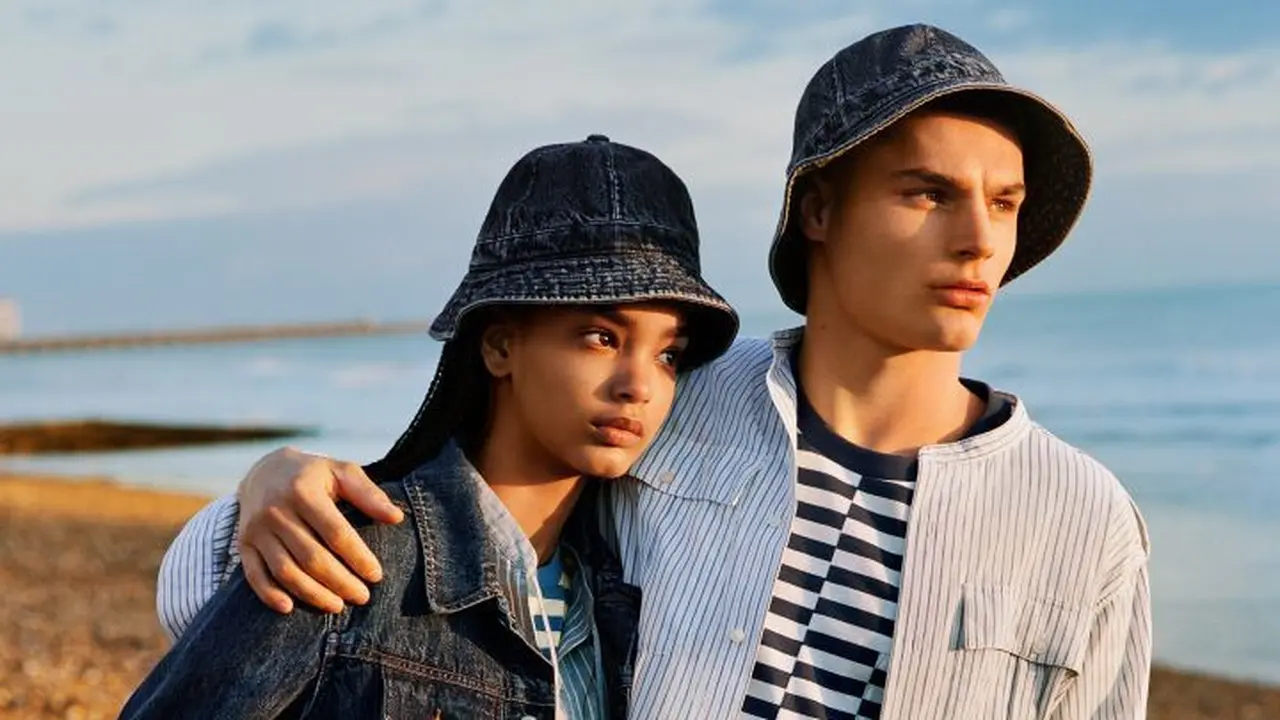 [Bintang] Lembut Sekaligus Stylish, Rangkaian Koleksi Terbaru Kolaborasi Uniqlo dengan J.W Anderson Ini Layak Dikoleksi