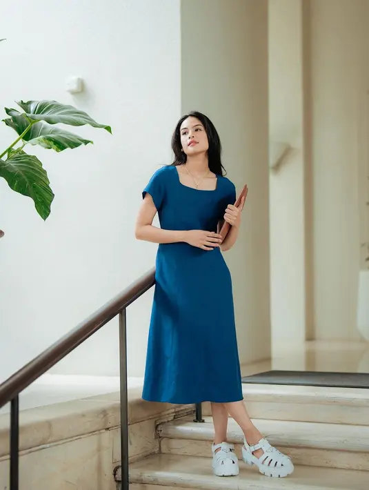 Penampilan simpel ala Maudy Ayunda ini juga bisa membuatmu tampil lebih tinggi. Pilihan dress bernuansa gelap dengan panjang yang sesuai bisa membuat kamu terlihat lebih langsing dan tinggi, seperti bisa terlihat di foto Maudy di sini. [Foto: Instagram/maudyayunda]