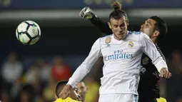 Kiper Villarreal, Andres Fernandez menghalau bola dari sundulan Gareth Bale pada laga terakhir La Liga di Ceramica stadium, Villarreal, (19/5/2018). Real Madrid bermain imbang 2-2. (AP/Alberto Saiz)