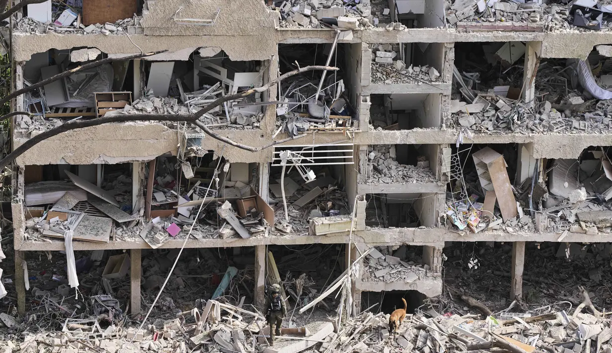 Layanan darurat Israel menyatakan telah menerima laporan dampak roket dan serpihan di 10 lokasi, termasuk Tel Aviv, Haifa, Carmel, dan wilayah pesisir utara. (AP/Oded Balilty)
