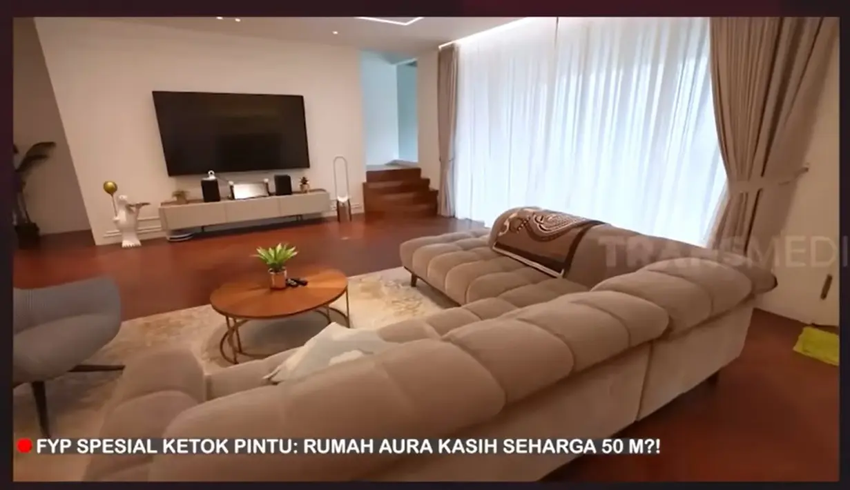 Berikut merupakan ruang keluarga dengan sofa yang lumayan panjang warna cokelat. Ruang tersebut biasa digunakan untuk bersantai bersama keluarga. [Youtube/TRANS7 OFFICIAL]