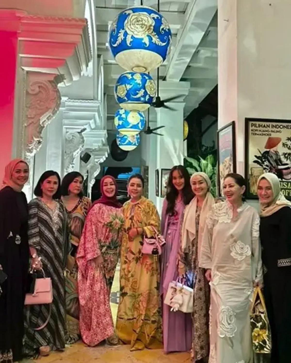 6 Potret Geng Arisan Kepompong Bukber, Gaya Glamor Krisdayanti hingga Mayangsari