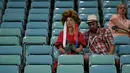 Suporter Rusia terlihat kecewa setelah tim kesayangannya kalah dari Kroasia pada laga perempat final Piala Dunia 2018 di Stadion Olimpiade Fisht, Sabtu (7/7). Tuan rumah Rusia tumbang lewat adu penalti melawan Kroasia 3-4. (Adrian DENNIS / AFP