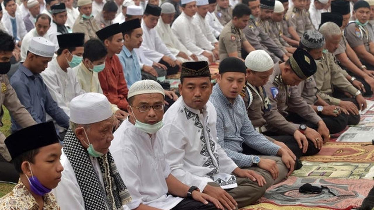 Ribuan warga Riau gelar salat minta hujan di tengah kabut asap