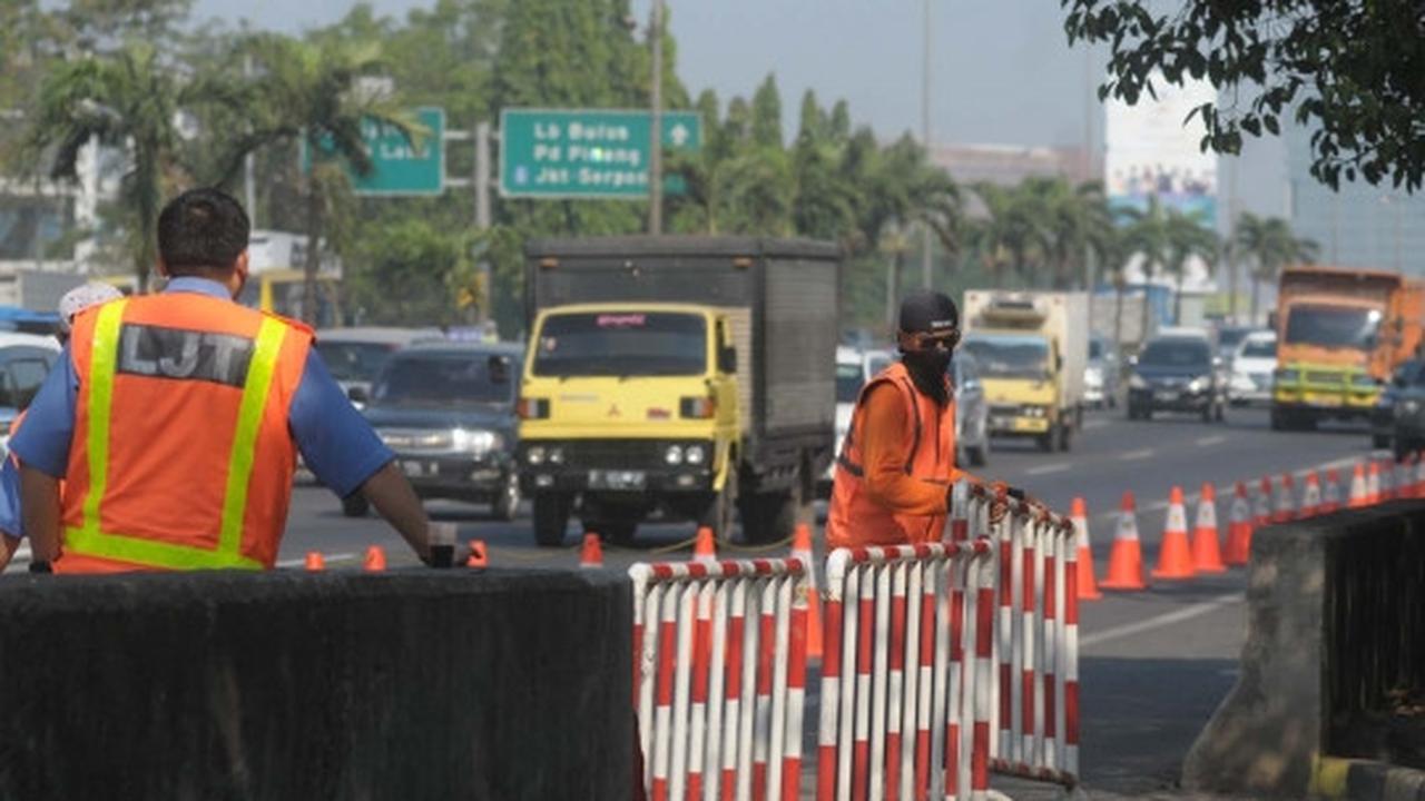 Pemandangan sepeda motor masuk Tol JORR depan Citos