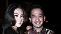 Meski belum lama melahirkan seorang putri cantik, pasangan Ruben Onsu dan Sarwenda juga tidak ketinggalan hadir untuk memberikan ucapan selamat dan syukur kepada pasangan Nycta-Rizky. (Deki Prayoga/Bintang.com)