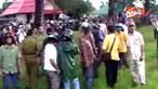 Ratusan massa terlibat bentrok dengan petugas jaga rumah Gubernur di Baubau, Sultra. Mereka kesal karena Gubernur tidak menandatangani administrasi pembentukan Provinsi Buron Raya. 