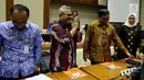 Ketua KPU Arief Budiman (kedua kiri) usai mengikuti rapat dengan Komisi II DPR di Kompleks Parlemen, Senayan, Jakarta, Senin (21/5). (Liputan6.com/JohanTallo)