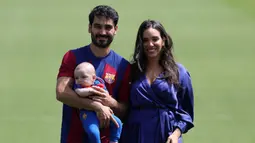 Pemain berusia 32 tahun itu resmi diperkenalkan sebagai rekrutan anyar Barcelona di Ciutat Esportiva Joan Gamper karena Stadion Camp Nou sedang direnovasi. (LLUIS GENE/AFP)