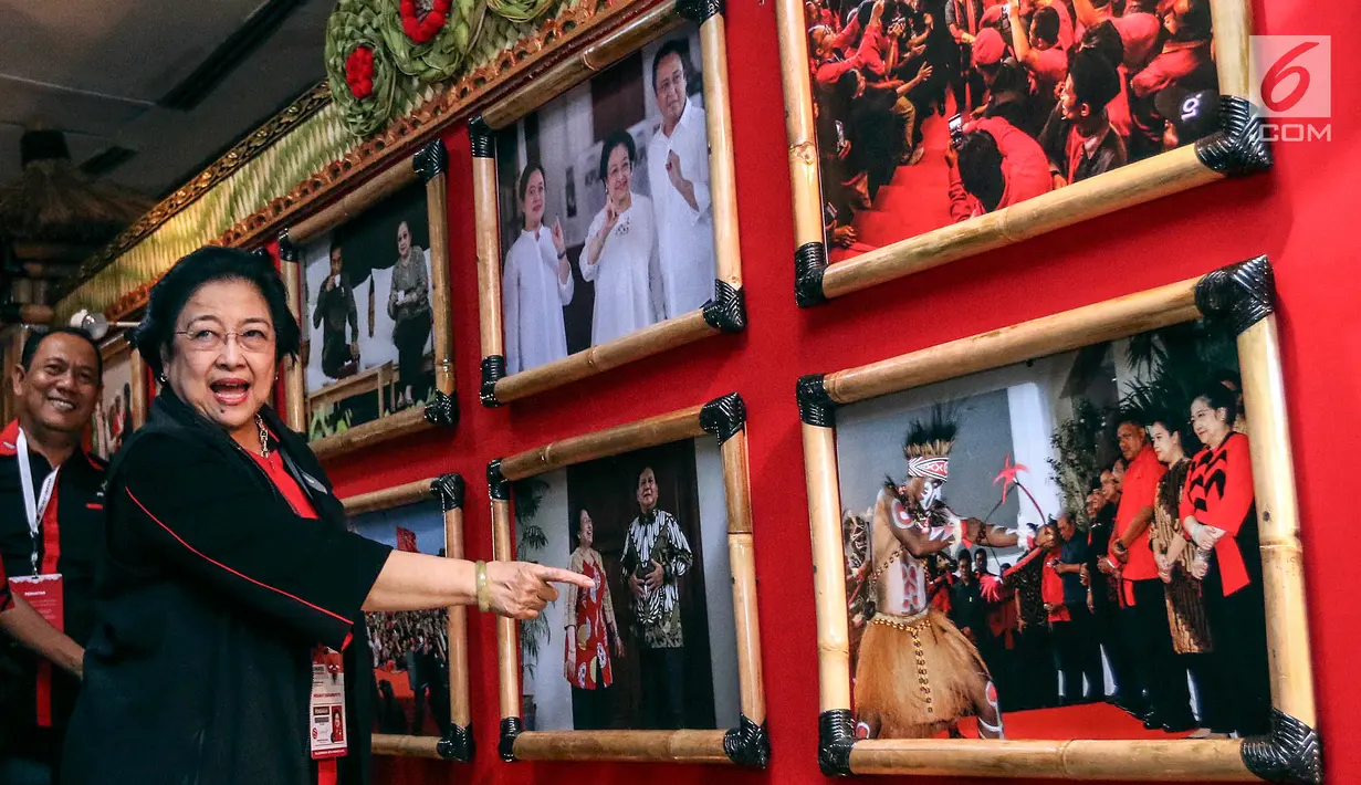 Ketua Umum PDI Perjuangan Megawati Soekarnoputri melihat pameran foto di lobi Inna Grand Bali Beach Hotel, Denpasar, Jumat (9/8/2019). Pameran foto bertema 'Kepemimpinan dan Kerakyatan Bersama PDI Perjuangan' menampilkan 25 foto terbaik karya perwarta foto. (Liputan6.com/Johan Tallo)