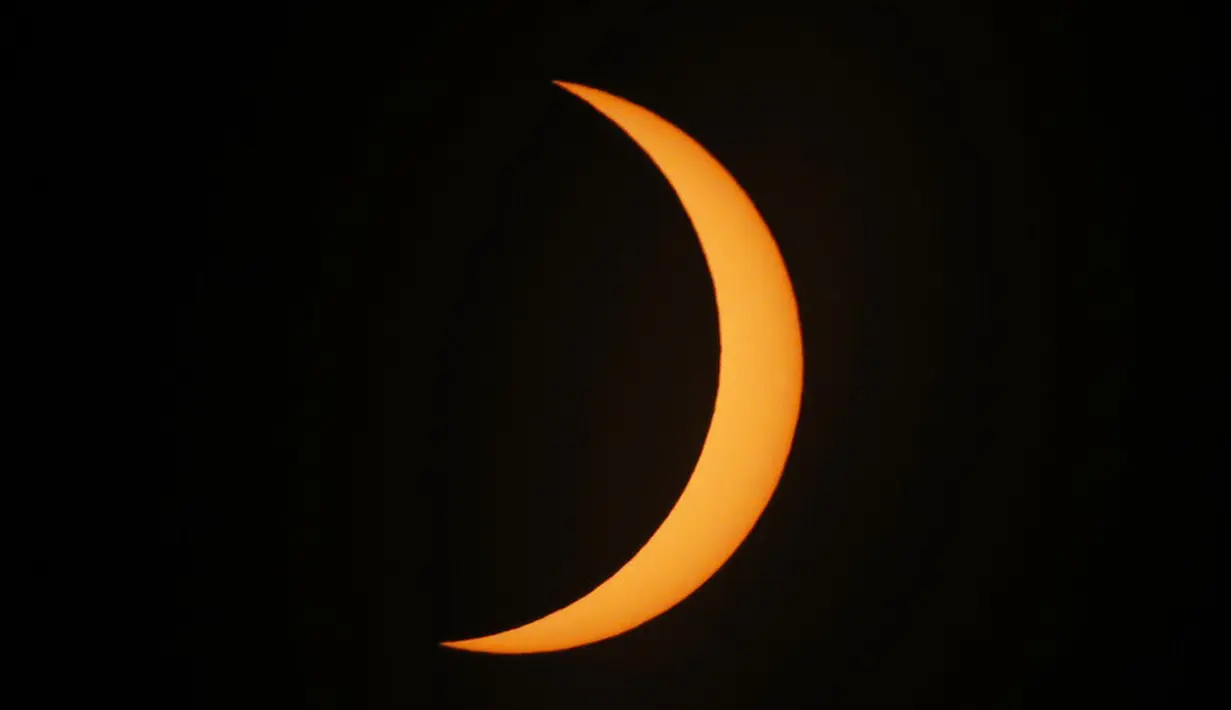 Bulan bergerak melintasi matahari saat terjadi gerhana matahari total di Piedra del Aguila, Argentina, Senin (14/12/2020). Gerhana matahari total terlihat dari wilayah Patagonia utara Argentina dan dari Araucania di Chile. (AP Photo/Natacha Pisarenko)