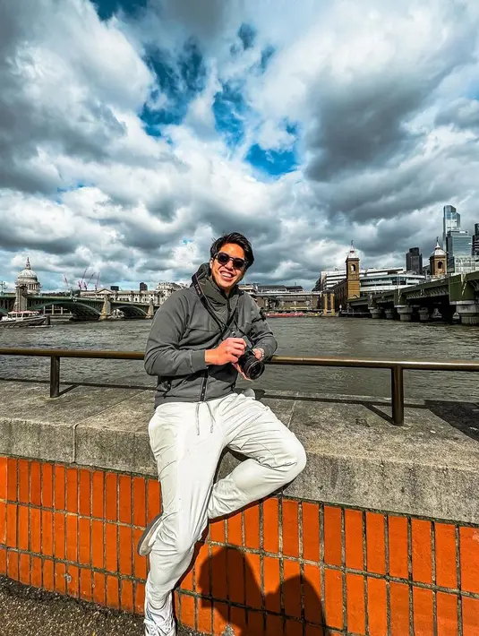 Gaya liburan yang simpel dan kasual ala El Rumi. Ia tampil memadukan jaket hoodie abu-abu dengan sweat pants bernuansa abu-abu yang lebih muda dan serasi. [Foto: Instagram/elelrumi]