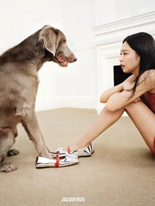 Dalam beberapa potret, Jennie kenakan busana Natal dari Jacquemus yang memperlihatkan body rampingnya