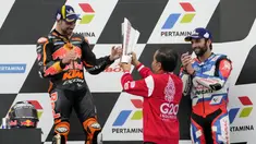 Presiden RI, Joko Widodo menyerahkan langsung trofi kepada pembalap KTM, Miguel Oliveira, yang naik podium MotoGP Mandalika di Sirkuit Mandalika, Lombok, Minggu (20/03/2022). (AP Photo/Achmad Ibrahim)
