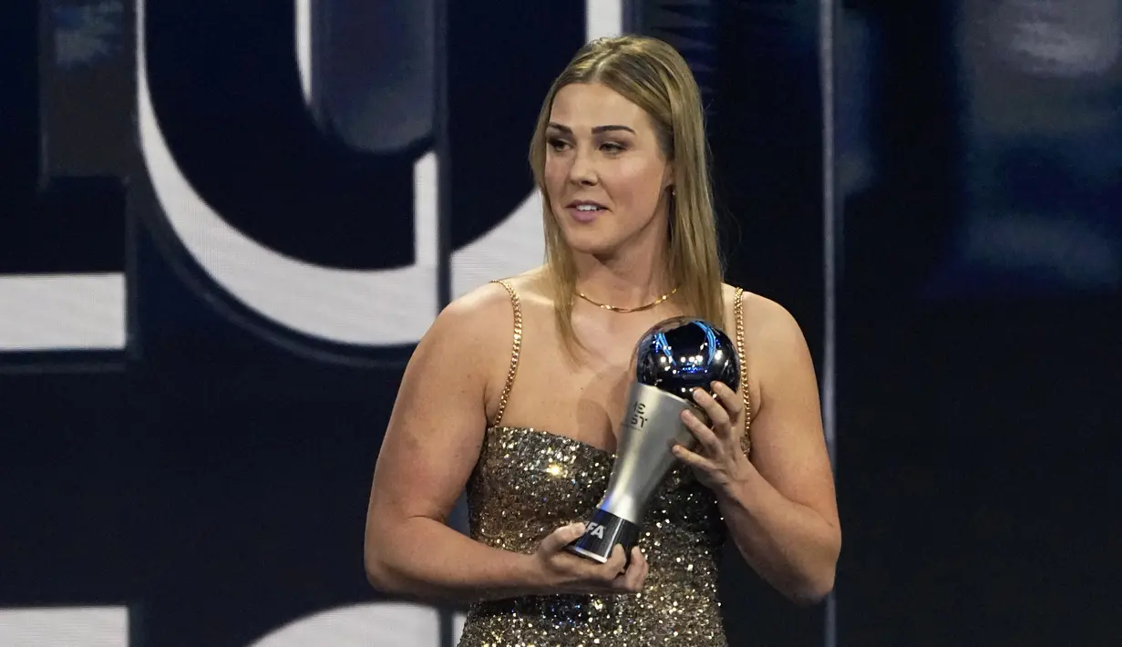 Kiper Inggris Mary Earps menerima penghargaan Kiper Wanita Terbaik FIFA 2022 dalam penganugrahan The Best FIFA Football Awards 2022 di Paris, Prancis, Senin (27/2/2023). Kiper Manchester United ini mengalahkan Christiane Endler dari Lyon dan Ann-Katrin Berger dari Chelsea.  (AP Photo/Michel Euler)